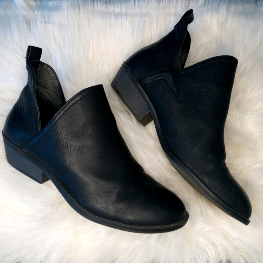 Universal Thread Black Western Ankle Boot